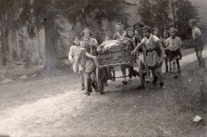 הילדים ואחת המטפלות מביאים אספקה לבית הילדים בשאמוני, 1944-1943