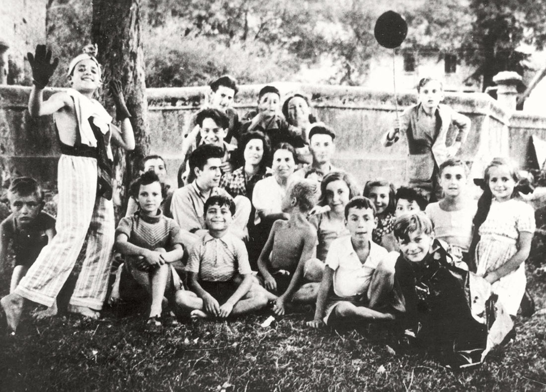 ילדי בית הילדים באיזיו וחלק מהצוות שטיפל בהם, קיץ 1943. מרבית הילדים שבתצלום נרצחו. 