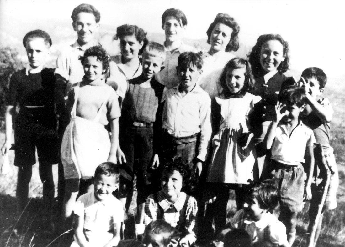 ילדים ומדריכות בבית הילדים באיזיו, קיץ 1943