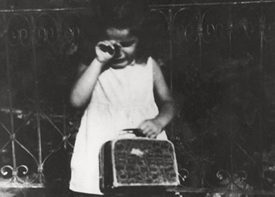 Une petite fille en pleurs à la maison d'enfants d'Izieu, été 1943