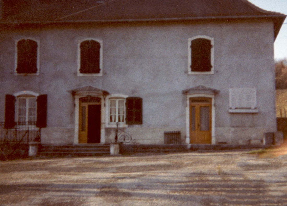 L'édifice abritant la maison d'enfants d'Izieu, photographié après la guerre. Il sert aujourd'hui de musée.