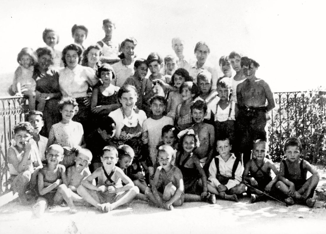 ילדי בית הילדים על המרפסת באיזיו, קיץ 1943