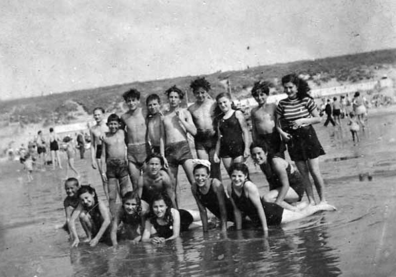 חניכי כפר הילדים "אילניה" מבלים בחוף הים בזנדפורט, הולנד. קיץ 1948