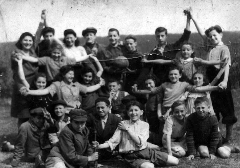 אליהו פיינרו (עומד מימין) וחבריו לתנועת הנוער דרור הבונים. בוהוש, רומניה, 1946