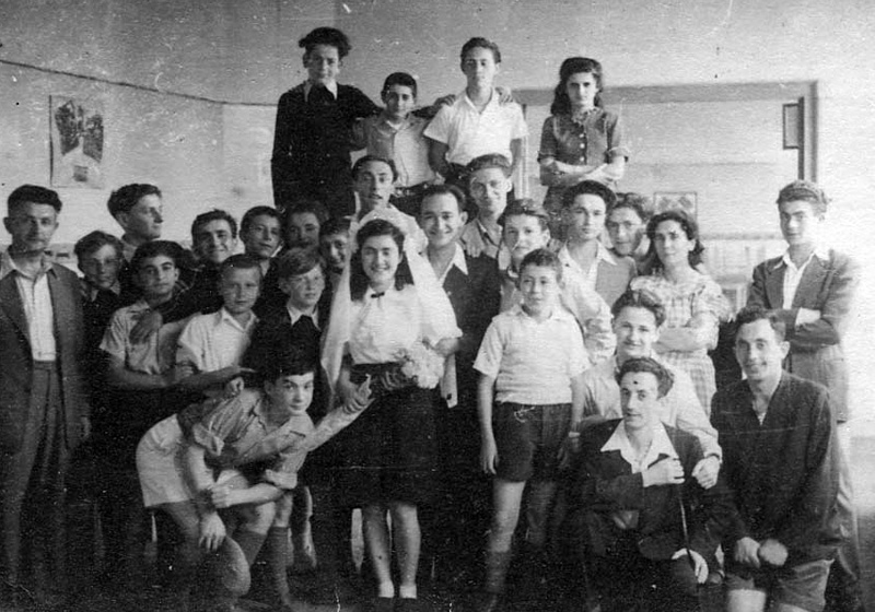 Counsellors Josephina (Yosefa) Davidowitz and Shimon Schechter from the Dror Habonim youth movement at their wedding at the "Ilania" children's village.  Apeldoorn, the Netherlands, 23 July 1948