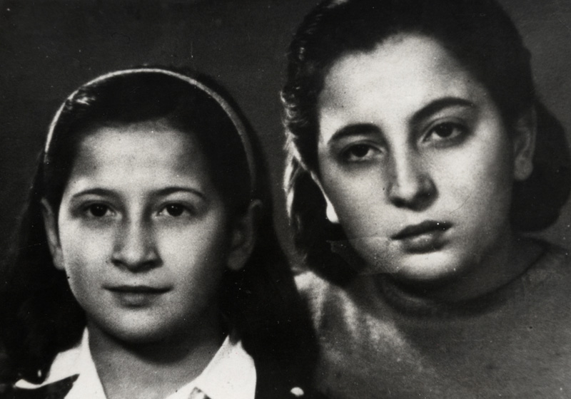 האחיות שרה (משמאל) ומלכה ויינברג, אפלדורן, הולנד, 1948