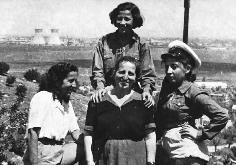 מינה ויינברג (במרכז) ובנותיה שרה (מימין), מלכה (למעלה) ויהודית בקיבוץ שער העמקים, 1950 לערך