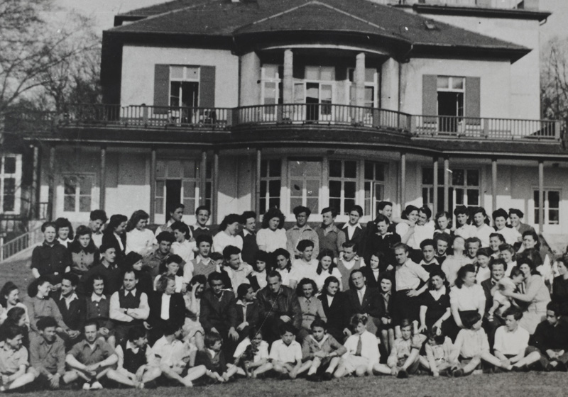 Kinder und Mitarbeiter vor einem der Gebäude auf dem Areal des Kinderheims in Hamburg-Blankenese, 1946