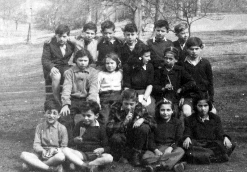קבוצת "דרור" הונגריה יחד עם אסתר זינגר, אחות במקצועה שטיפלה בילדים בבית הילדים בבלנקנזה שבהמבורג, גרמניה, 1947-8.