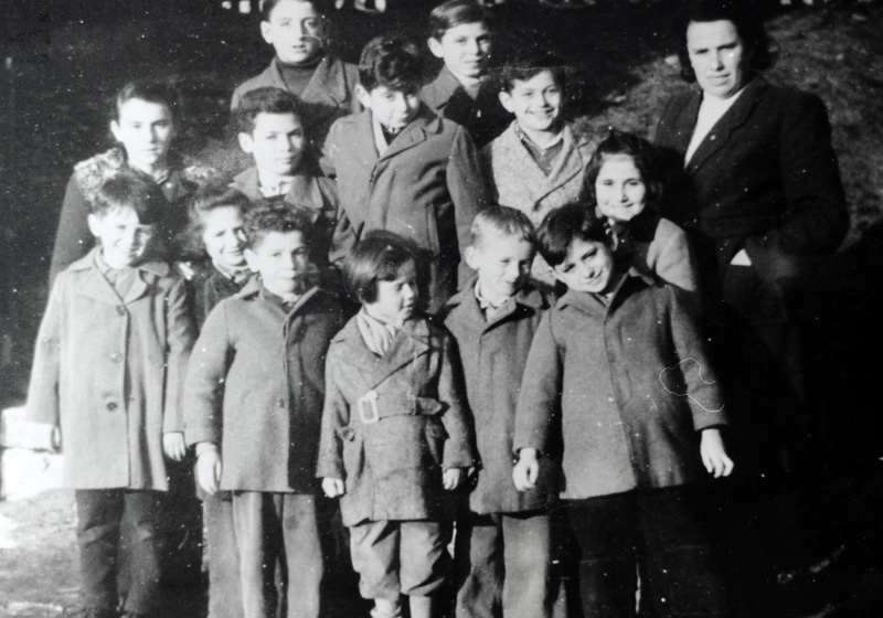 ילדי השומר הצעיר מפולין עם שרה לאוב מהצוות החינוכי בבית הילדים בבלנקנזה שבהמבורג, גרמניה, 1947-8