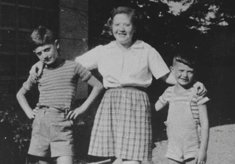 האחים טשנאואר בבית הילדים בלנקנזה. מימין יצחק (תדמור), יהודית (הררי) ויעקב (הצבאי). המבורג, גרמניה, 1947-8