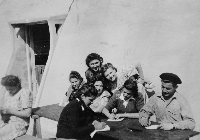 קבוצת נערות יחד עם חיילי הבריגדה היהודית בדרך מבלנקנזה שבהמבורג, גרמניה, למרסיי שבצרפת.