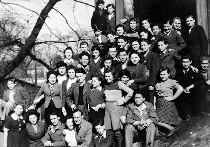 Elijahu Ben Jehuda (Erich Stiefel) mit einer Gruppe von Kindern und Mitarbeitern im Kinderheim in Blankenese, Hamburg, 1945