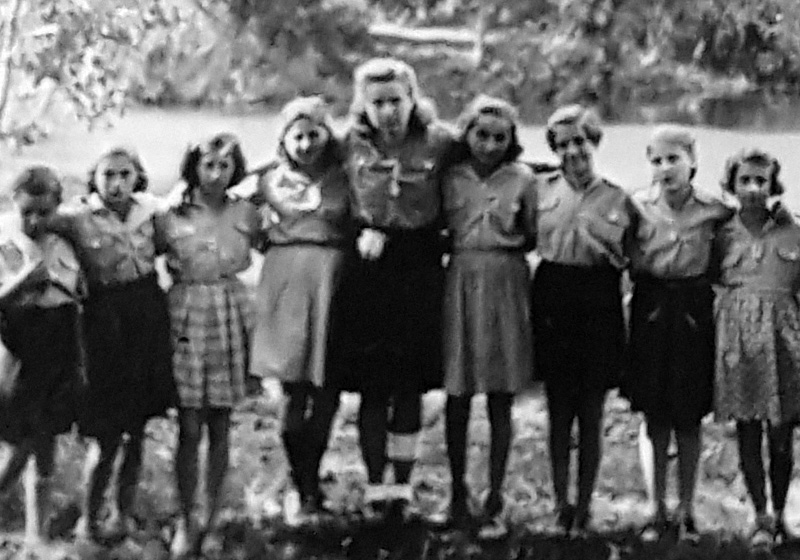 קבוצת חניכות ומדריכתן אהובה נוימן בכפר הנוער בדסק, הונגריה, אחרי המלחמה. באדיבות בית העדות ניר גלים