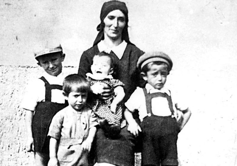 חנה ברקוביץ לבית ריינר ובניה קלמן-לייב, מרדכי ושני בנים קטנים ששמותיהם אינם ידועים
