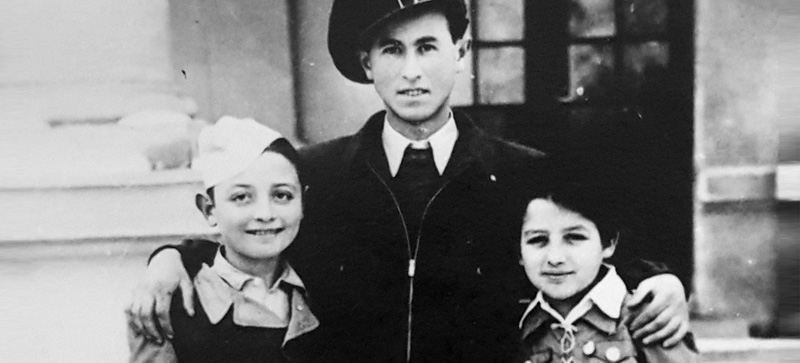מנחם ברקוביץ והתאומים שרה ויצחק בלייר בכפר הנוער בדסק, הונגריה, 1947