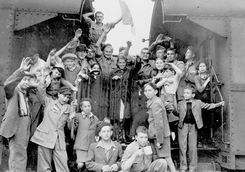 קבוצה מ"ילדי בוכנוולד" על הרכבת ממחנה הריכוז בוכנוולד שבגרמניה לצרפת. יוני 1945