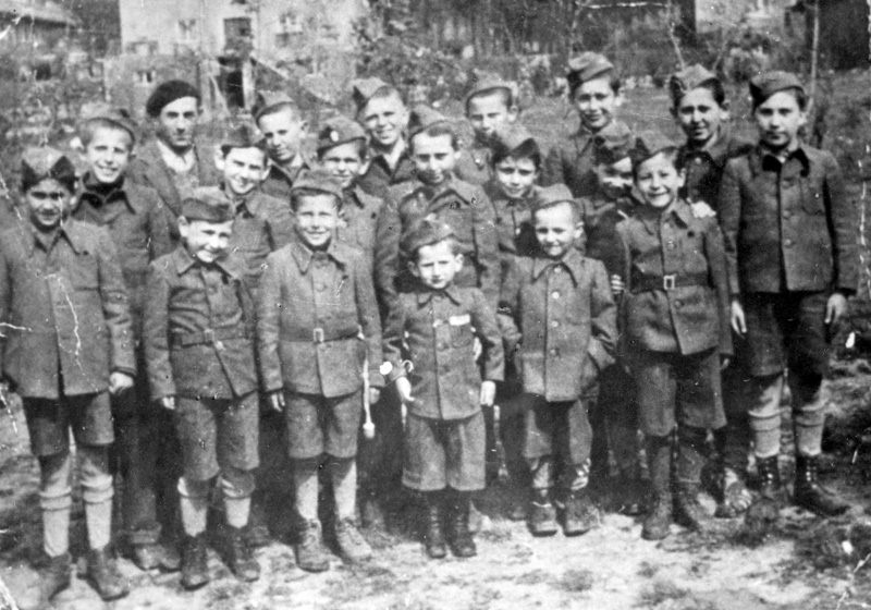 Enfants de Buchenwald vêtus d'uniformes des jeunesses hitlériennes. Allemagne, Circa mai 1945