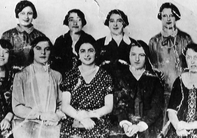 חנה לורנץ (יושבת, שנייה משמאל) עם קבוצת נשים בכפר נירלוגוש שבהונגריה לפני המלחמה