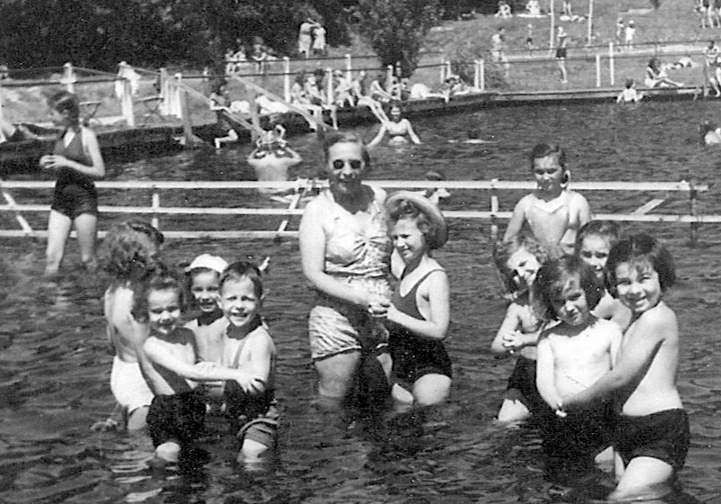 ילדי בית הילדים בזבז'ה עם המטפלות והמדריכות רוחצים בבריכה. פולין, אחרי המלחמה