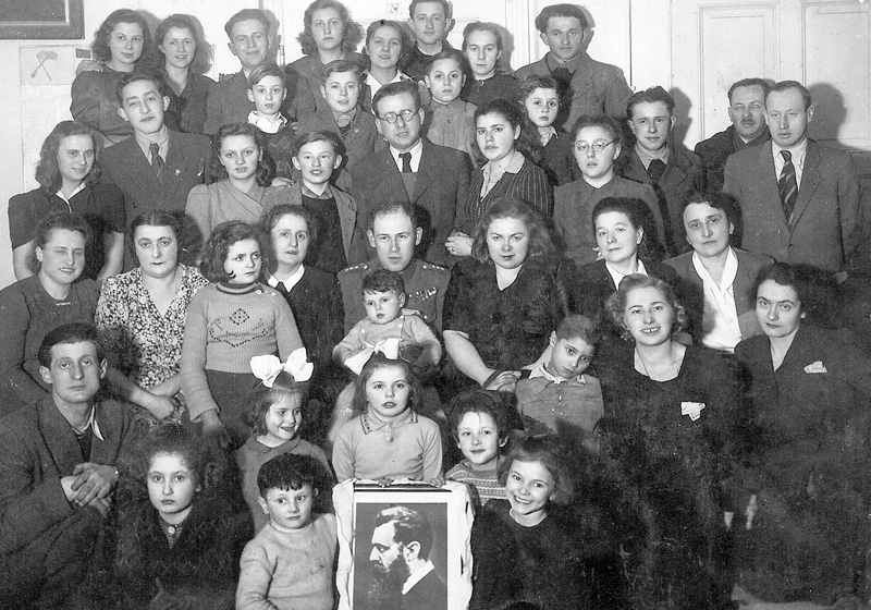 חניכים ואנשי צוות מציינים את כ' בתמוז, יום פטירתו של בנימין זאב הרצל, בבית הילדים בזבז'ה, פולין, אחרי המלחמה e