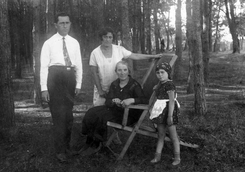 הלה ואפרים גלובינסקי עם בתם גניה ואמה של הלה, גוסטל לובלסקי. קליש, פולין, 1931