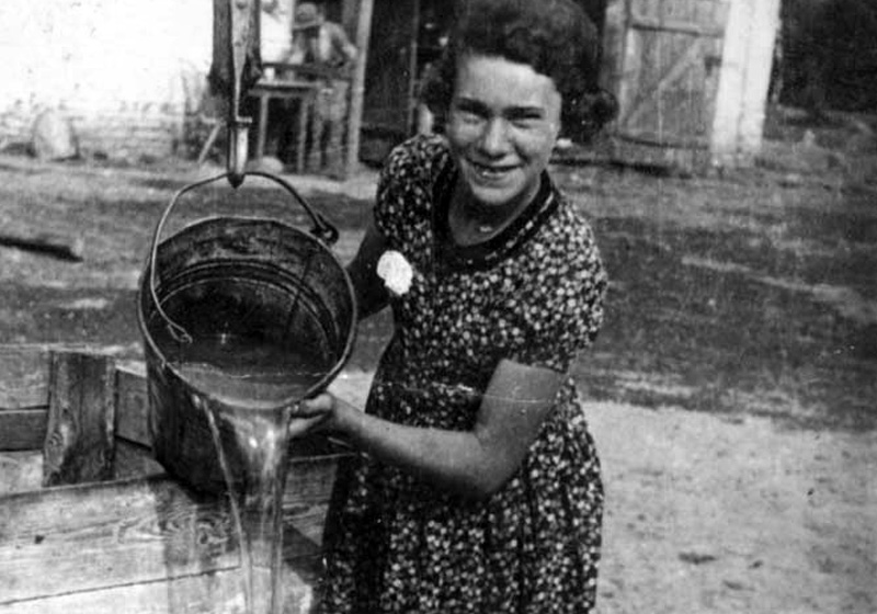 גניה גלובינסקי בנופש בכפר קז'שוּבקה (Krzeszówka) שבפולין, שנות ה-30