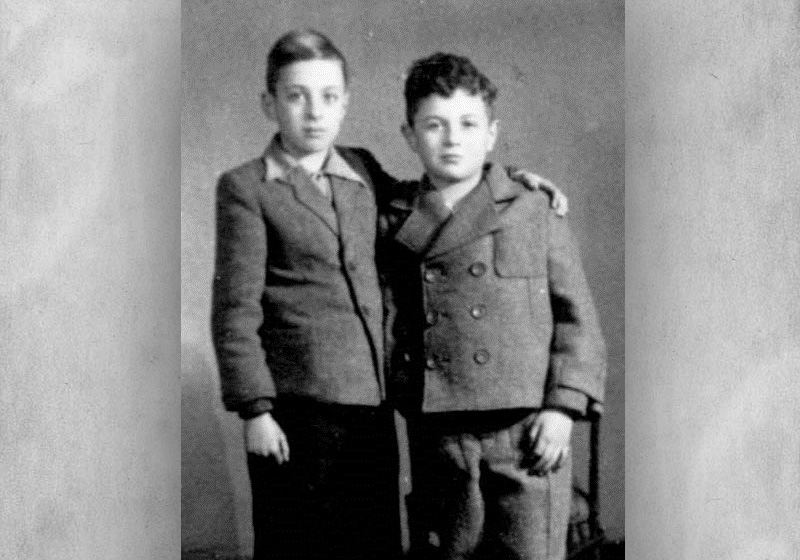 אלפרד מזא"ה (משמאל) וחברו אביגדור-ויטק ברנוביץ בבית הילדים בזבז'ה. פולין, ינואר 1948