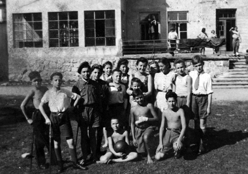 לנה קיכלר (במרכז) עם ילדי בית הילדים והמטפלות בזאקופנה. פולין, אוגוסט 1945