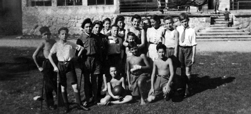לנה קיכלר (במרכז) עם ילדי בית הילדים והמטפלות בזאקופנה. פולין, אוגוסט 1945