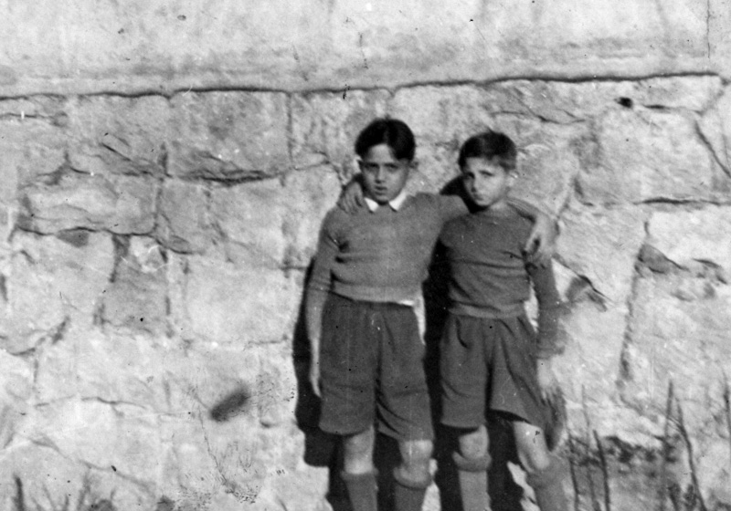 דוד וסרשטרום (משמאל) ויעקב גוטרמן בבית הילדים בזאקופנה. פולין, 1946