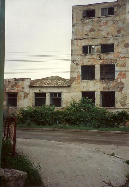 Building in Bălţi, on the banks of the river, where Gedalia Lipson's preserves factory used to stand. Lipson was an important Zionist activist exiled to Siberia, where he perished
