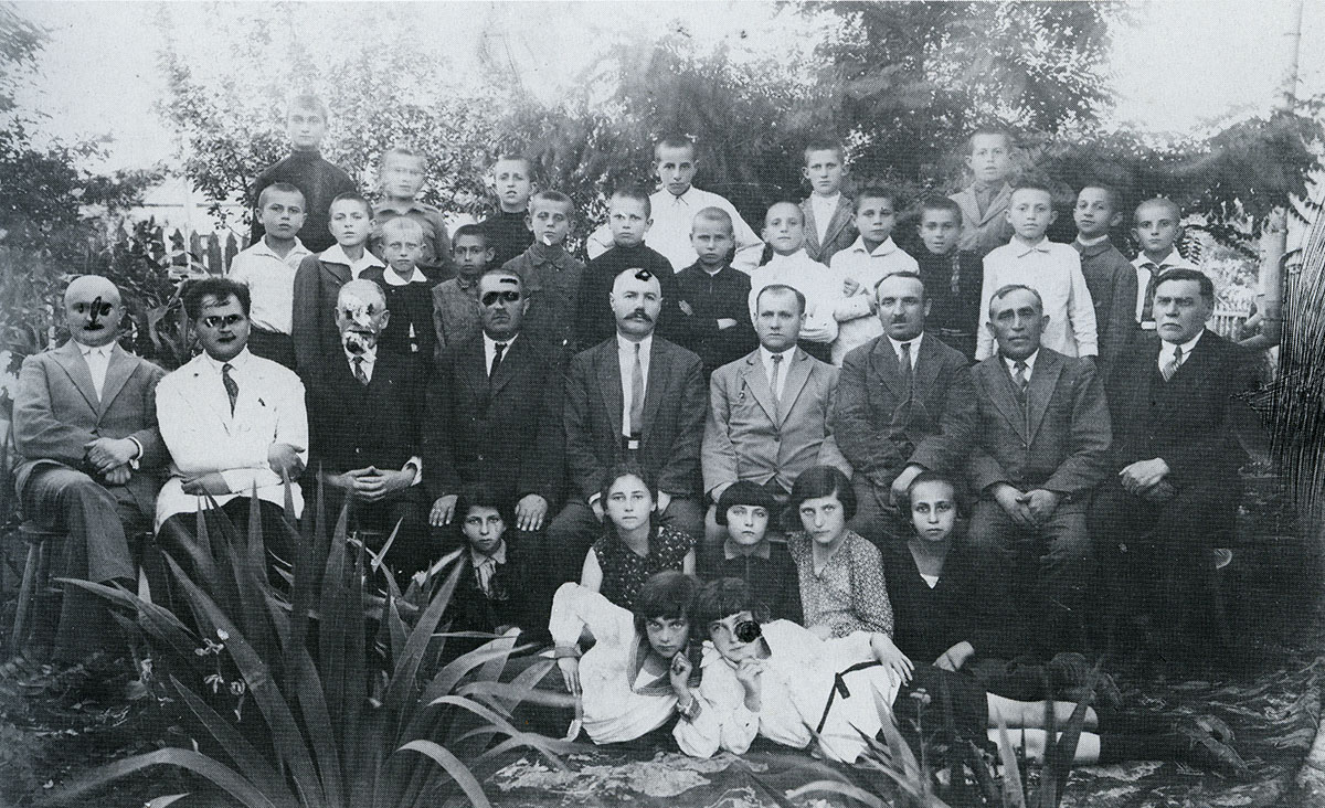 Students at the "Great Talmud Torah" (Di Groyse) in Bălţi with the administrative committee and staff, 1929. Seated: the teachers Schuster (right), Weinstock (second from right), Dubinovsky (eighth from right) and the principal Weinberg (center). Sadly, we only have this damaged copy of the picture