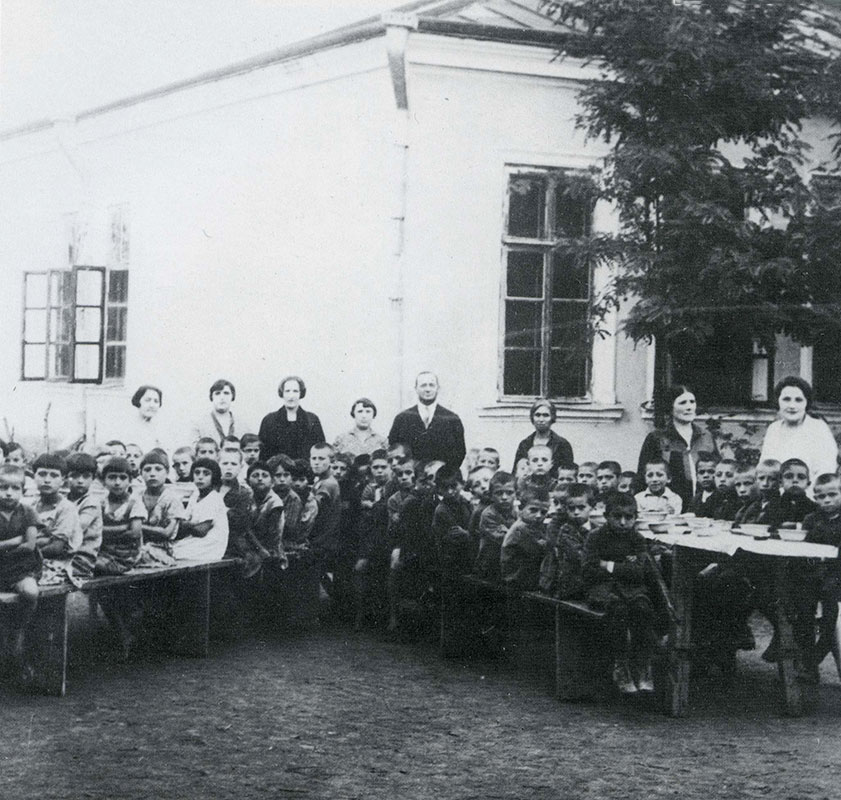 Bălţi Talmud Torah students receiving lunch at school