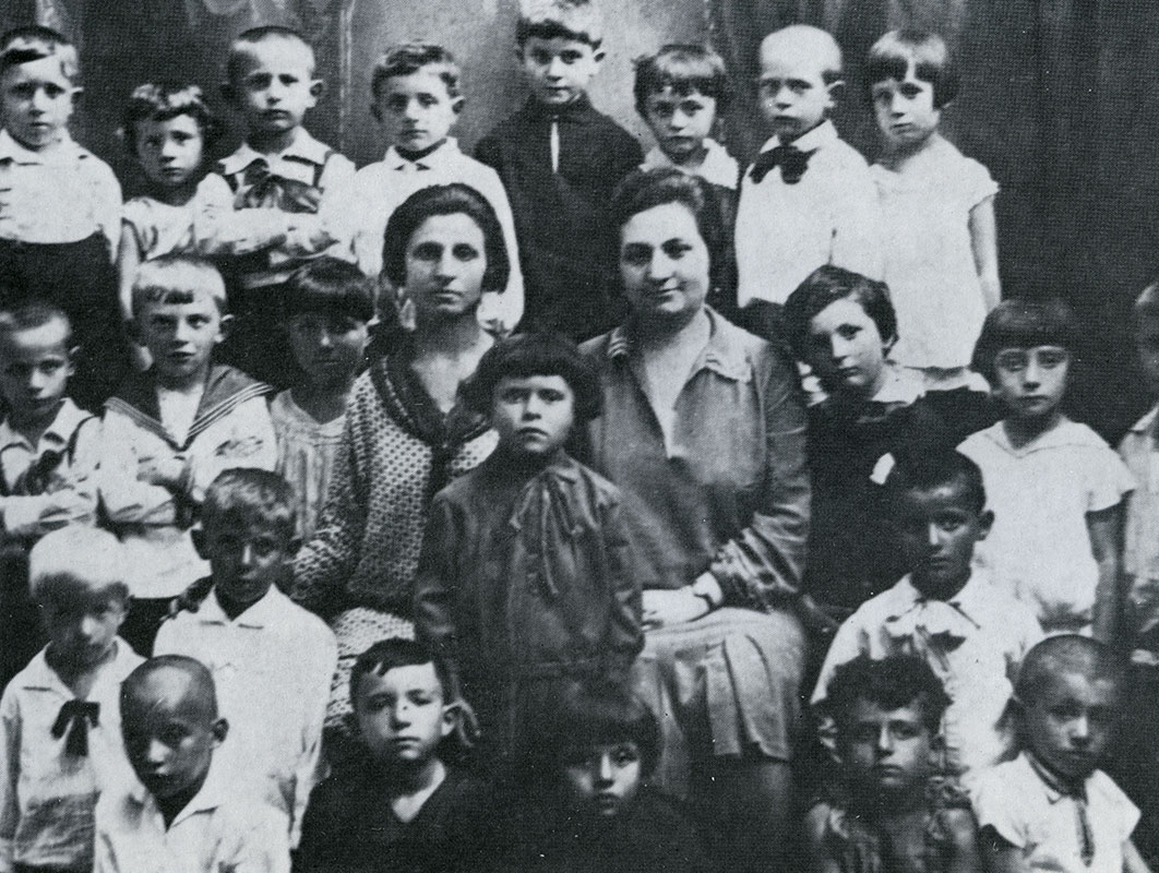 Kindergarten near the Hebrew Gymnasium (school) in Bălţi, 1932. Center, from right – Frida Fridman, the principal. Next to her – Lerner, the assistant