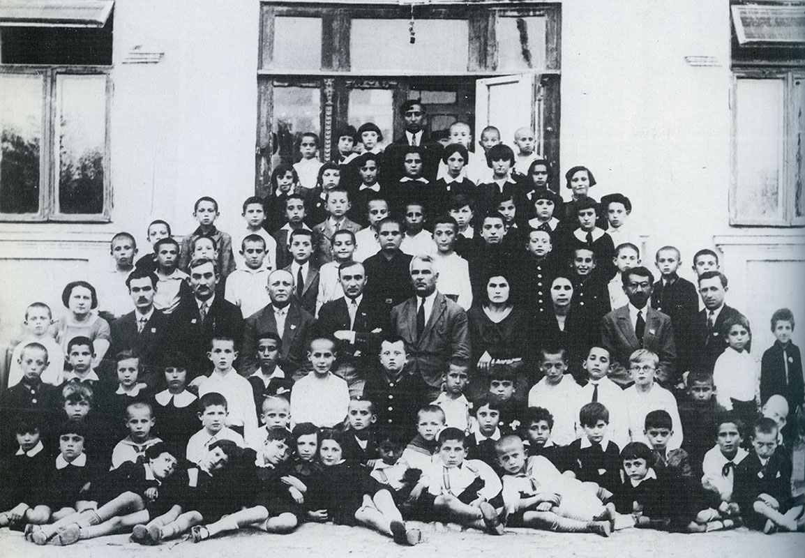 Elementary school next to the Hebrew Gymnasium (school) in Bălţi, under the leadership of Yeshayahu Tumarkin (middle row, sixth from right)