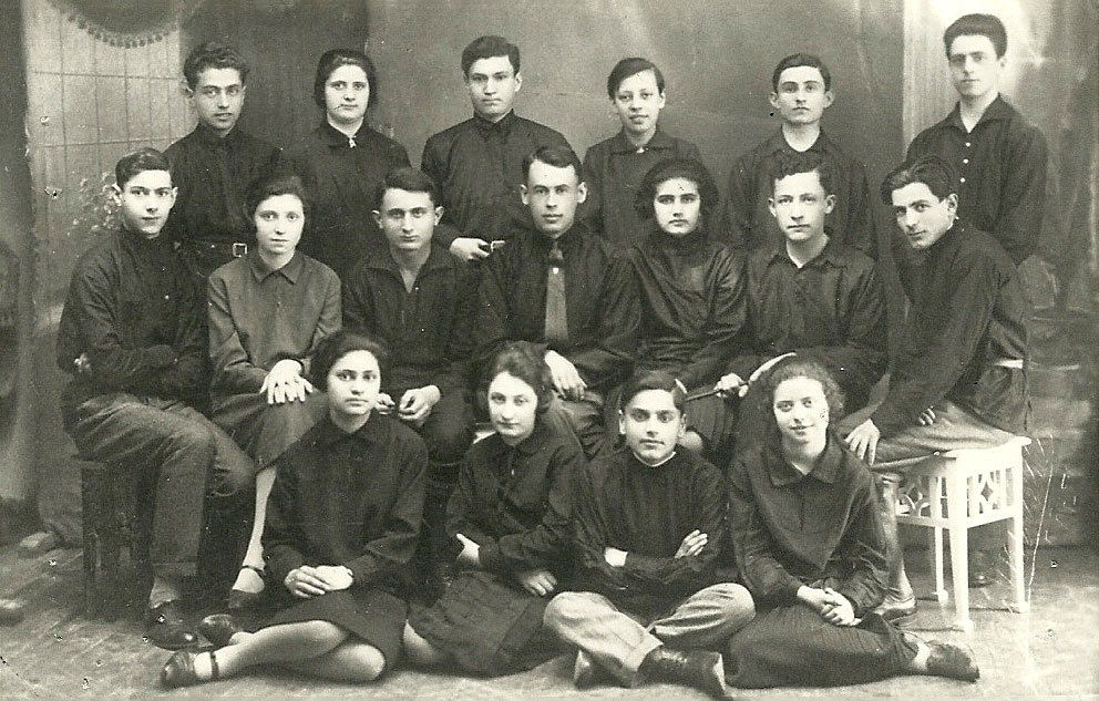 Members of Maccabi Hatzair in Bălţi. Among those appearing in the photograph: Tova Galitzki (Finkenson), Chaika Pesach, Morgenstern, Merl Flagzer, Lazar Mesenfeld, Benny Finkenson, Eita Wallach