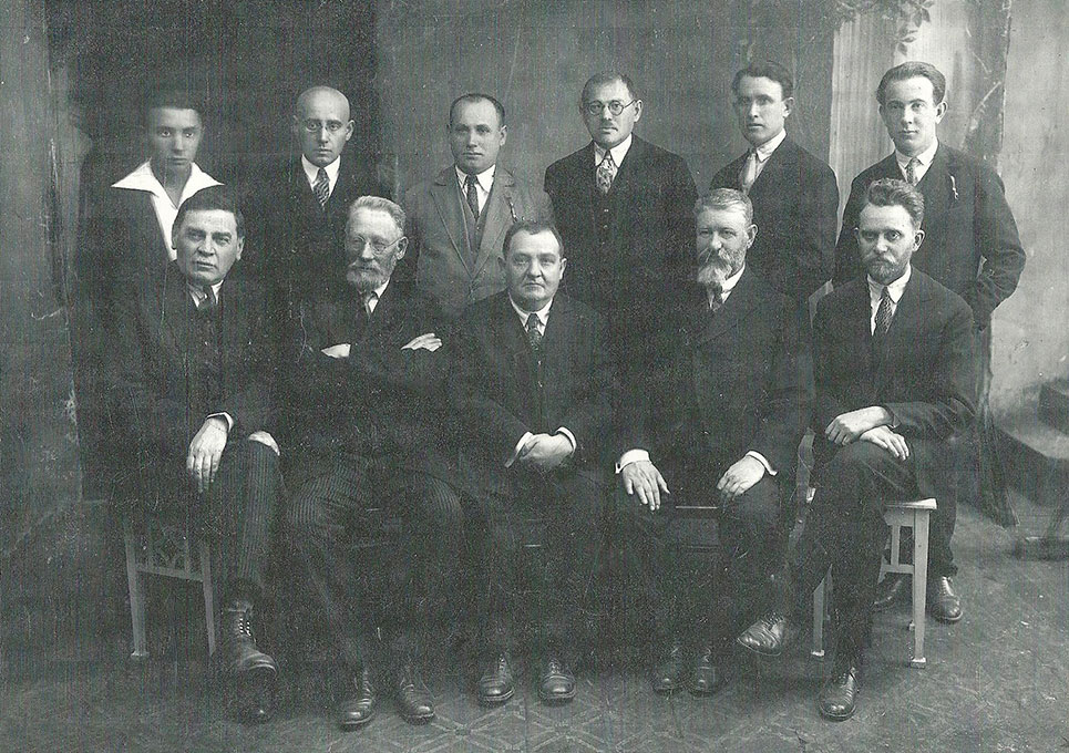 Zionist activists in Bălţi. Seated, left to right: Schuster, Mendel Masis, Lev-Tov, Dobroskin, Yerachmiel Yoffe. Standing, left to right: Guberman, Berl Milgrum, Dubinovsky, Schwartz, Bet-Din, Albinzer