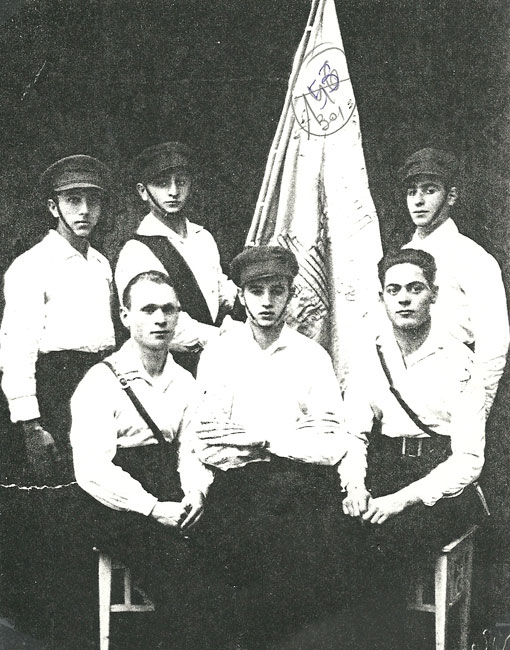 Headquarters of the Beitar branch in Bălţi, 1930. Seated, left to right: Moti Pasker, Shlomo Trachtman (Harari), Ortzi (Artur) Olinik (Eilon). Flagship class, standing: Moshe'le Lapsker, Buma Shmukler (Sharon), P. Sakinski