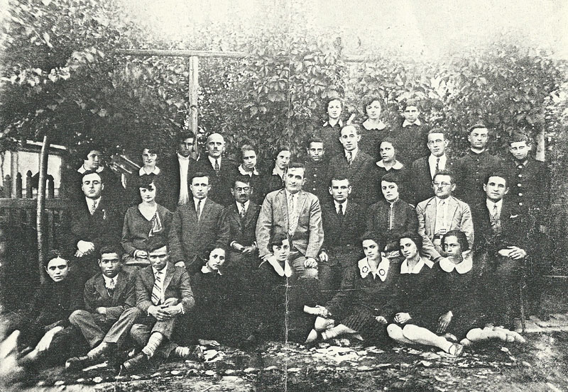 Students of the Bălţi Hebrew Gymnasium with the teaching staff, 9 June 1928 – the day before the entrance examinations to the high school