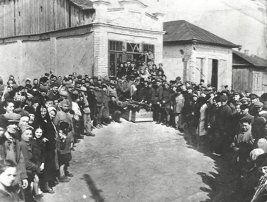 Bălţi, April 1945. Memorial ceremony for the Jews murdered at the beginning of the German occupation, next to the Sobor Church. In the photograph are hundreds of Jews in front of the church. The victims were brought for reburial in the Bălţi Jewish cemetery.