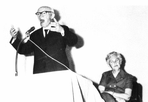 Yeshayahu Tumarkin speaking at the gathering of former students and teachers at the Bălţi Hebrew Gymnasium (school), Tel Aviv, 1973, with his wife Esther standing beside him