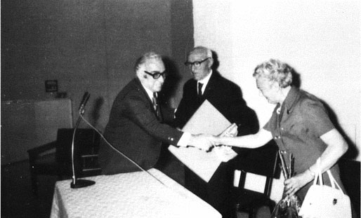 Misha Fux (left) presents Yeshayahu Tumarkin and his wife Esther with a certificate of inscription in the Golden Book of JNF marking Tumarkin's 80th birthday