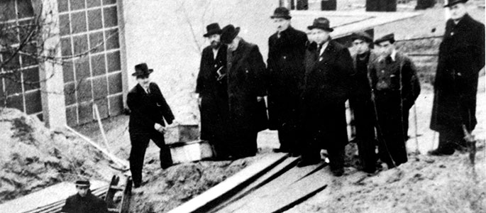 1942: Jews transferring bones and fragments of tombstones from the old cemetery in Bratislava, following its desecration and destruction