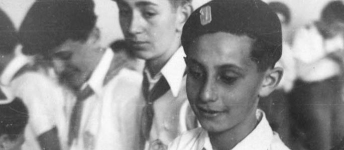 ברטיסלווה, 1946: שמואל דיין (ריכטר) במעונות תנועת "בני עקיבא". לימים היה שמואל טייס בחיל האוויר