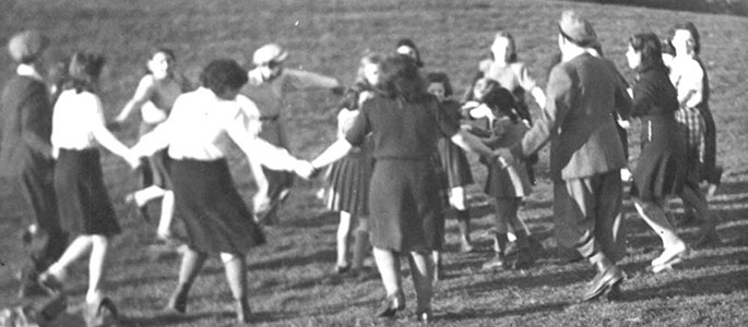 ברטיסלווה, 1946: חניכי ומדריכי מעונות תנועת "בני עקיבא" רוקדים במעגל "הורה"