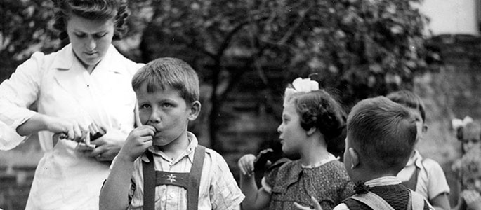 ברטיסלווה, ילדים בבית היתומים של שארית הפליטה שהקימה הקהילה אחרי המלחמה מקבלים שוקולד