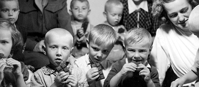 ברטיסלווה, ילדים בבית היתומים של שארית הפליטה שהקימה הקהילה אחרי המלחמה מקבלים שוקולד