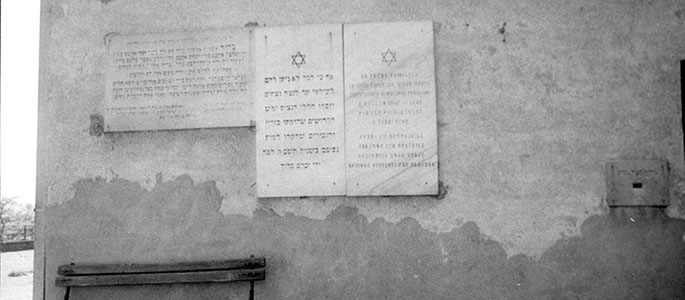 ברטיסלווה, שלט זכרון ל-15,000 קרבנות השואה מברטיסלווה על חזית אולם ההספדים בבית העלמין האורתודוקסי