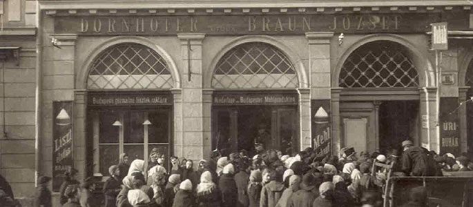 ברטיסלווה, מלחמת העולם הראשונה, תורים ארוכים לקניית לחם לפני החנות למוצרי מזון של משפחת בראון, "קמח בראון"